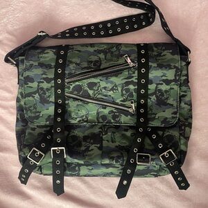Green Black Skull Camo Print Grommet Strap Messenger Bag